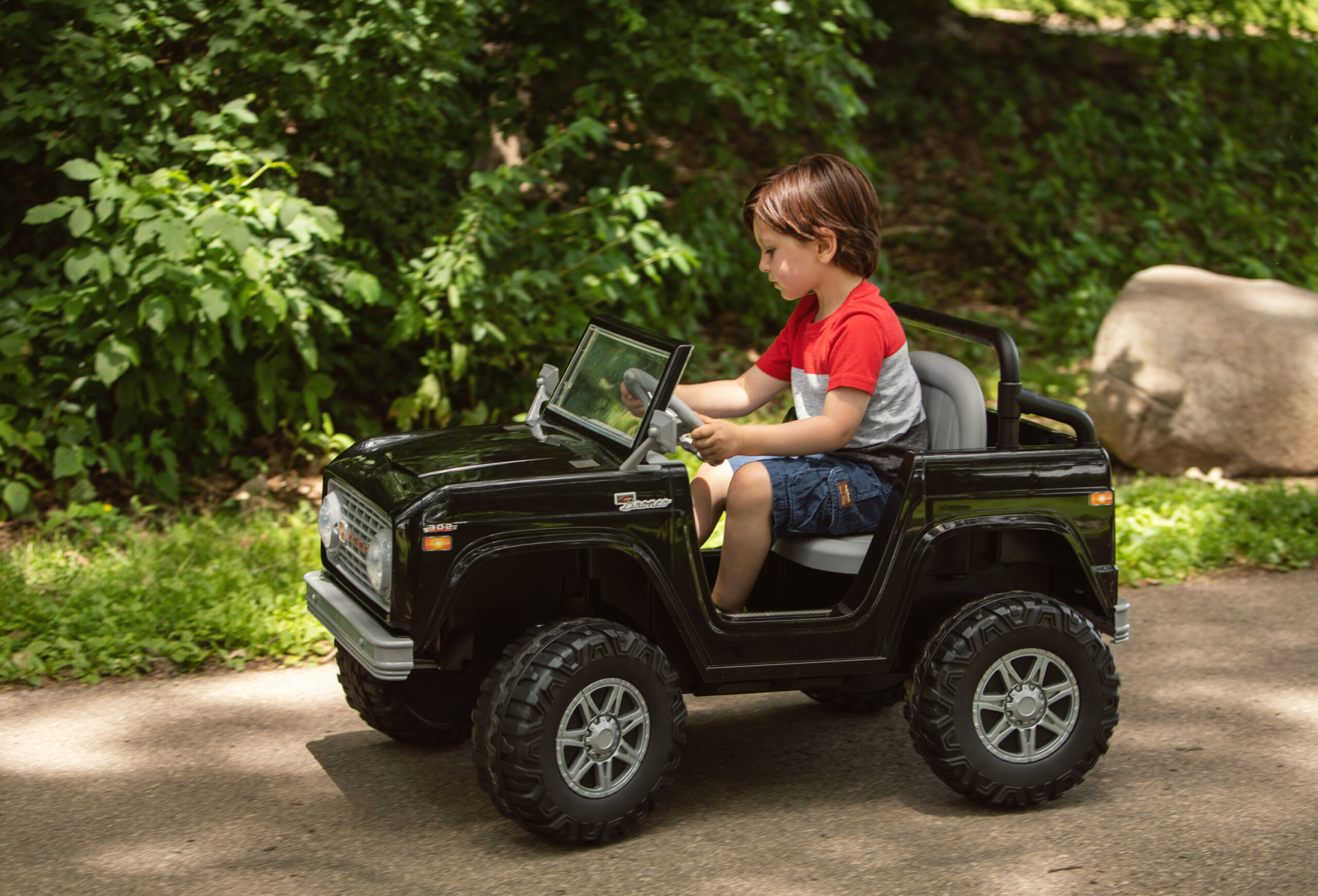 Classic Ford Bronco, 6-Volt Ride-On Toy by Kid Trax, ages 3 to 5, black - Fishzap